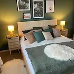 *neu* Extravagantes Eifelhaus Am Nuerburgring * Mannebach (Vulkaneifel)